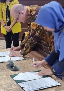 Jean-Marc Roda, Cirad Regional Director, and Prof Muryanto Amin, Rector of Universitas Sumatera Utara – Indonesia (USU), on November 15th, 2022. © A. Rival / Cirad